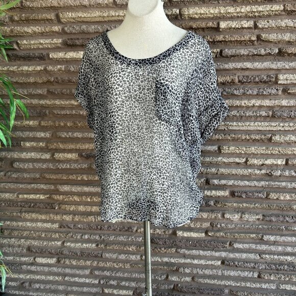 Joie 100% Silk Black White Animal Print Sheer Short Sleeve Blouse Size Small - Picture 8 of 9